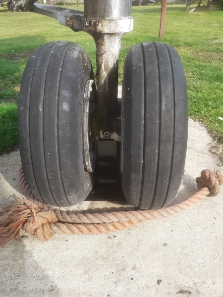 Phantom-Nose-Wheel-Stand-02
