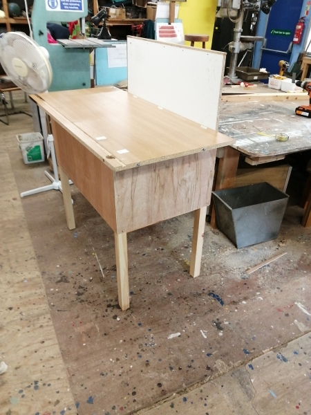 Gardeners-Desk-02