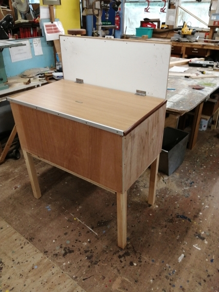 Gardeners-Desk-04