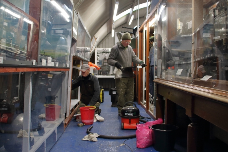 Display-Cab-Cleaning-01